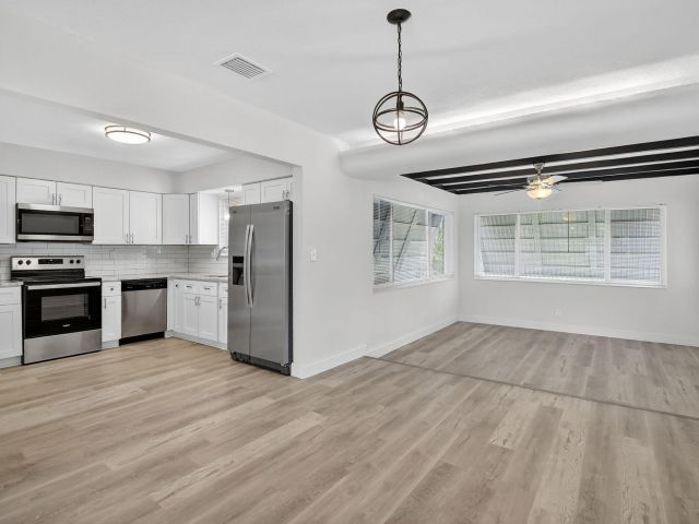 Продажа дома по адресу 1425 S 24th Court - фото 6775688