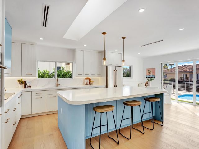 Продажа дома по адресу 580 SW 15th Street - фото 6861948