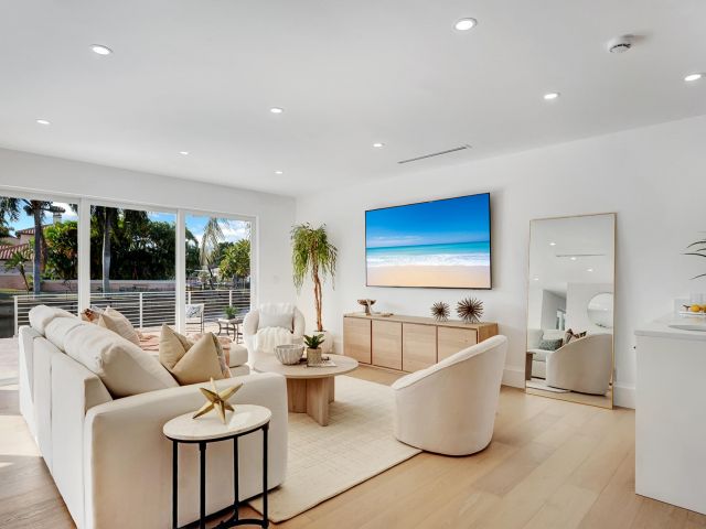 Продажа дома по адресу 580 SW 15th Street - фото 6861954