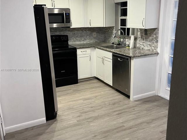 Продажа дома по адресу 417 SW 8th Ave - фото 7476177