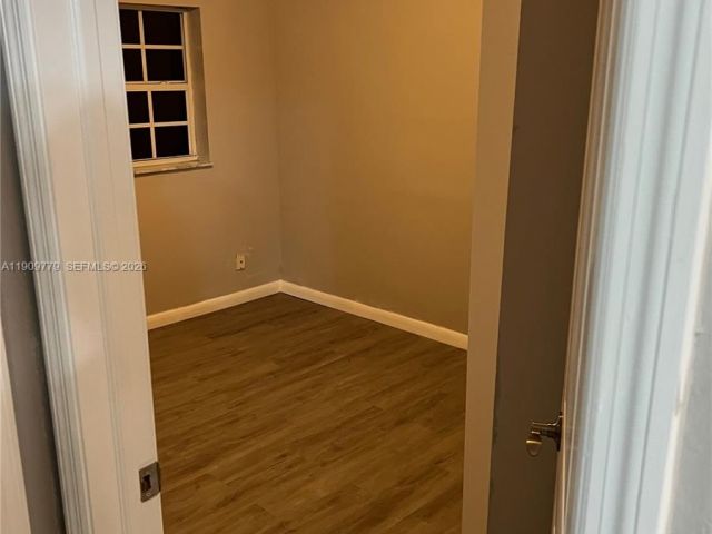 Продажа дома по адресу 417 SW 8th Ave - фото 7476183