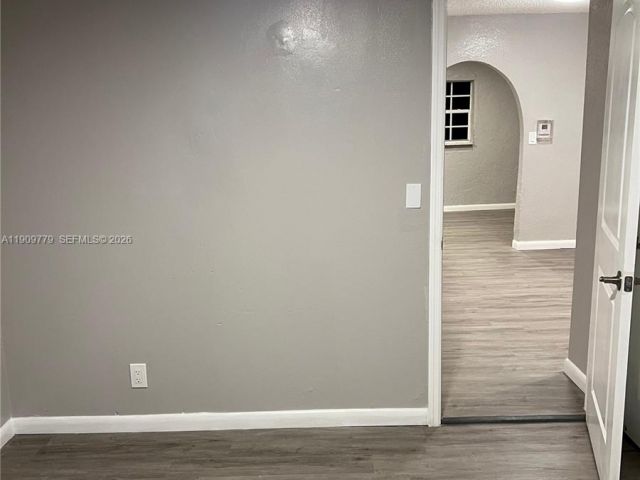 Продажа дома по адресу 417 SW 8th Ave - фото 7476193