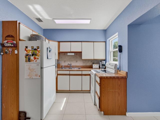 Продажа дома по адресу 254 NE 22nd Street - фото 6772396