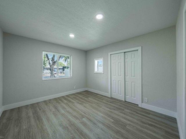 Дом в аренду по адресу 1405 NW 7th Terrace - фото 6774513