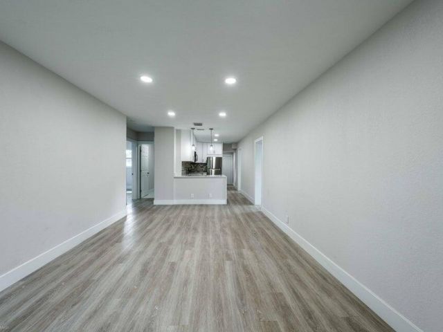 Дом в аренду по адресу 1405 NW 7th Terrace - фото 6774514