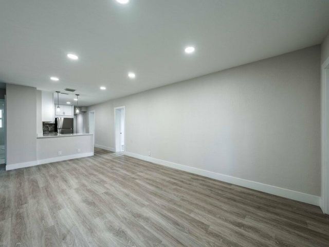 Дом в аренду по адресу 1405 NW 7th Terrace - фото 6774515