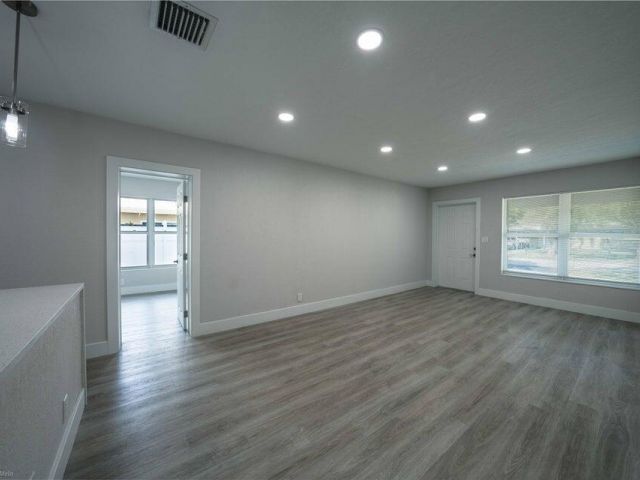 Дом в аренду по адресу 1405 NW 7th Terrace - фото 6774517