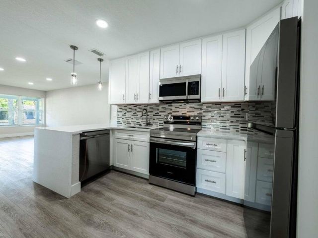 Дом в аренду по адресу 1405 NW 7th Terrace - фото 6774520