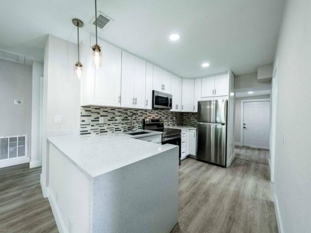 Дом в аренду по адресу 1405 NW 7th Terrace - фото 6774521