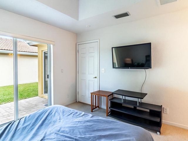 Дом в аренду по адресу 3381 Commodore Court - фото 6775051