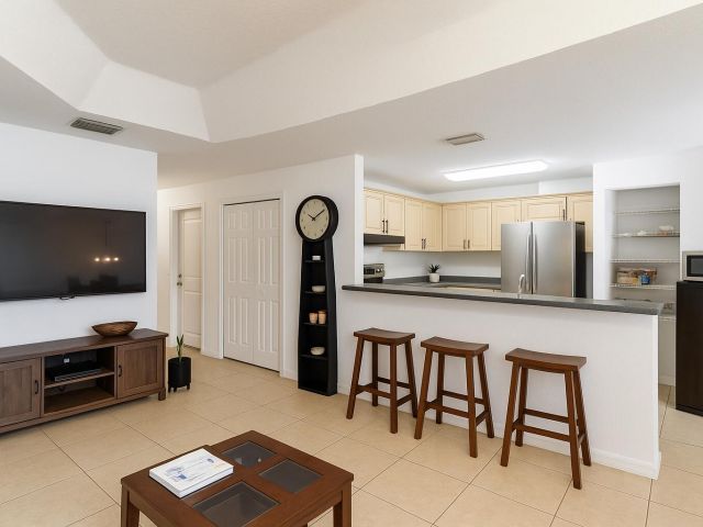 Дом в аренду по адресу 3381 Commodore Court - фото 6775054