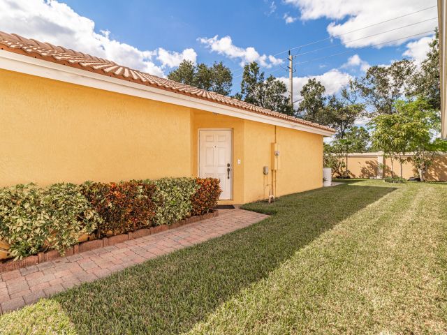 Дом в аренду по адресу 3381 Commodore Court - фото 6775058