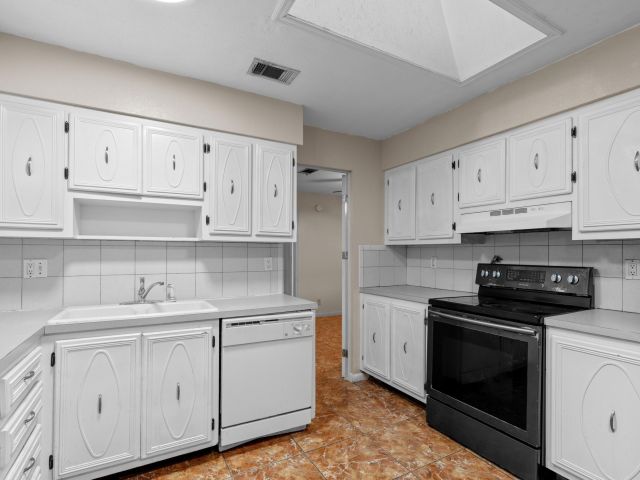 Продажа дома по адресу 2031 Pinehurst Drive - фото 6808409