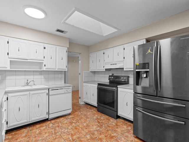 Продажа дома по адресу 2031 Pinehurst Drive - фото 6808410