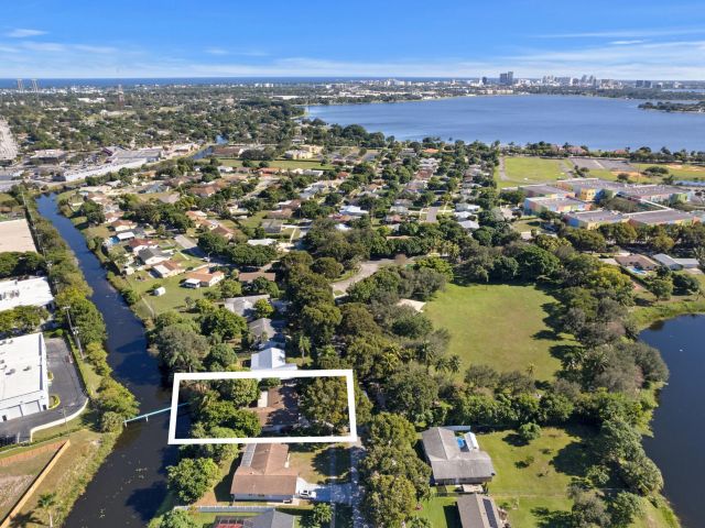 Продажа дома по адресу 2031 Pinehurst Drive - фото 6808411