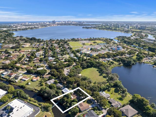 Продажа дома по адресу 2031 Pinehurst Drive - фото 6808412