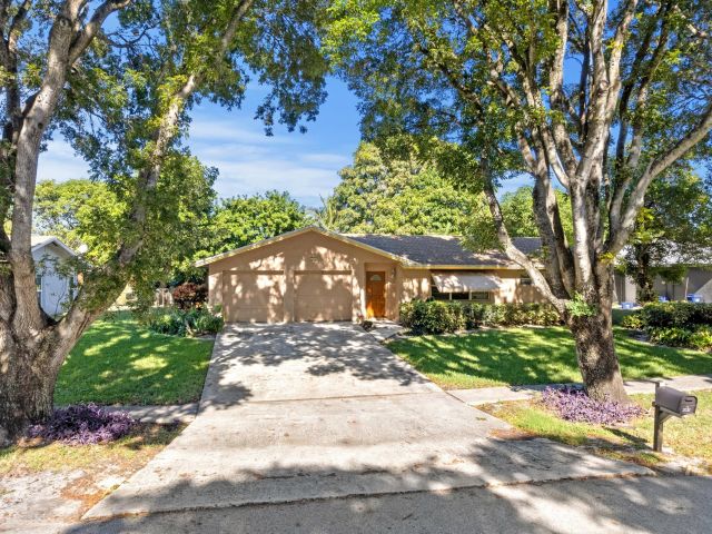 Продажа дома по адресу 2031 Pinehurst Drive - фото 6808415