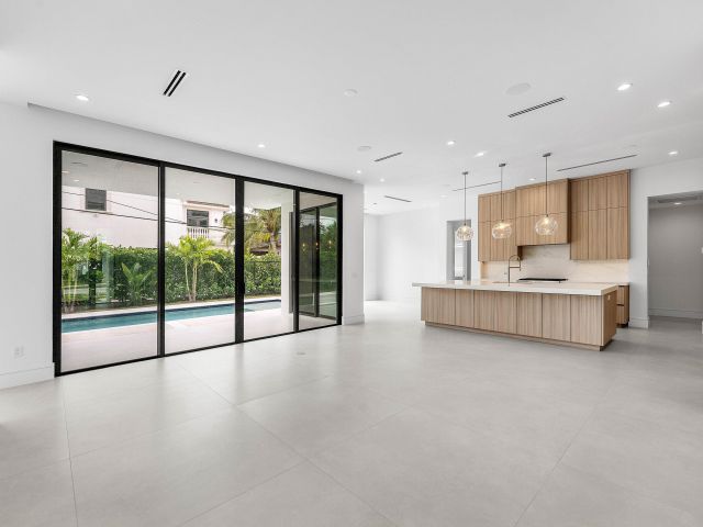 Продажа дома по адресу 498 NE 6th Street - фото 6775273