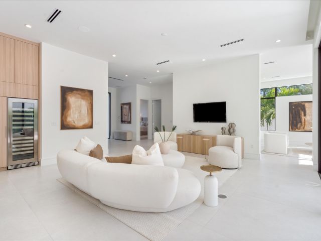 Продажа дома по адресу 498 NE 6th Street - фото 6862882