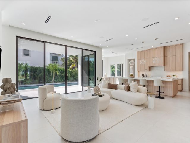 Продажа дома по адресу 498 NE 6th Street - фото 6862883