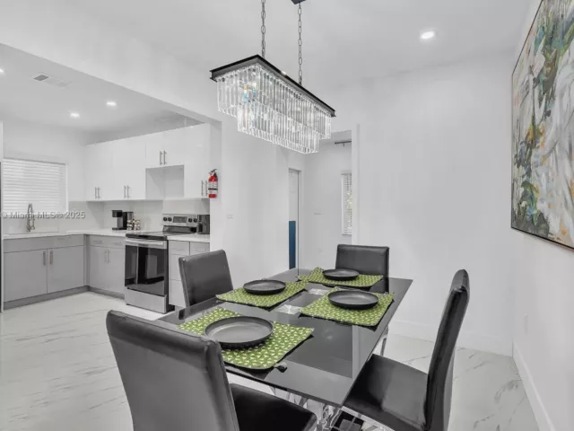 Дом в аренду по адресу 797 NW 35th St - фото 6776023