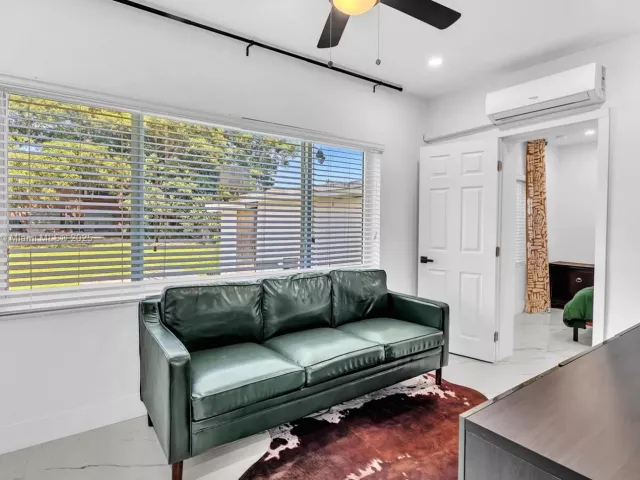 Дом в аренду по адресу 797 NW 35th St - фото 6776013