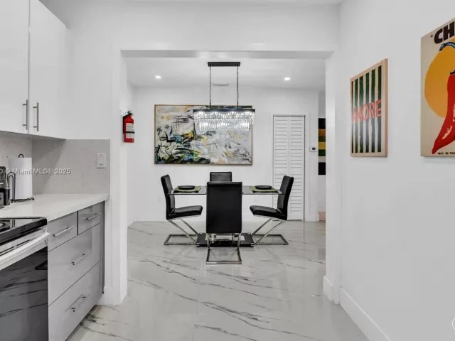 Дом в аренду по адресу 797 NW 35th St - фото 6776015