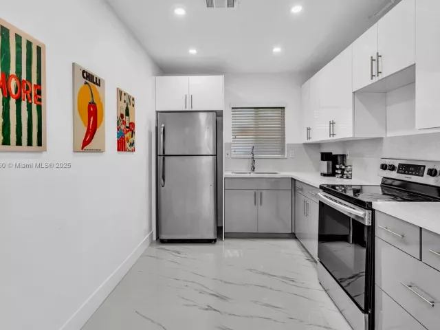 Дом в аренду по адресу 797 NW 35th St - фото 6776020