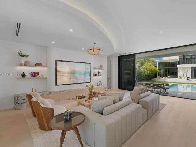 Продажа дома по адресу 2053 N Bay Rd - фото 6778268