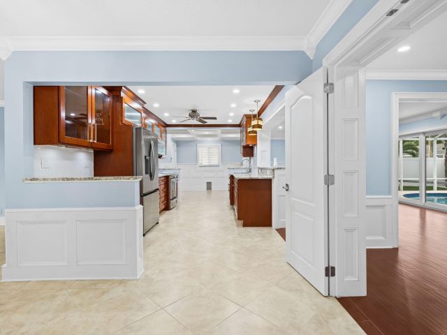 Продажа дома по адресу 2041 NE 59th Street - фото 6777711