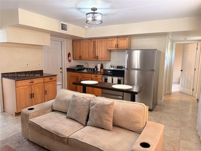 Дом в аренду по адресу 2435 Wilson St 1 - фото 7455593