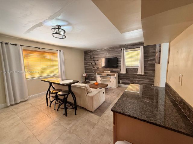 Дом в аренду по адресу 2435 Wilson St 1 - фото 7455599