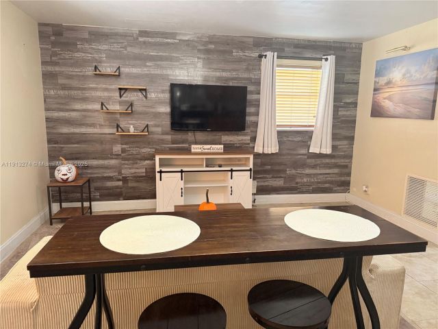 Дом в аренду по адресу 2435 Wilson St 1 - фото 7455622