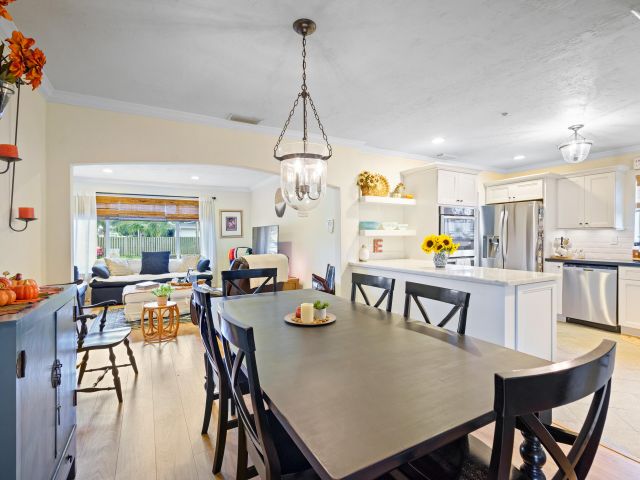 Продажа дома по адресу 10611 NW 18th Place - фото 6781696