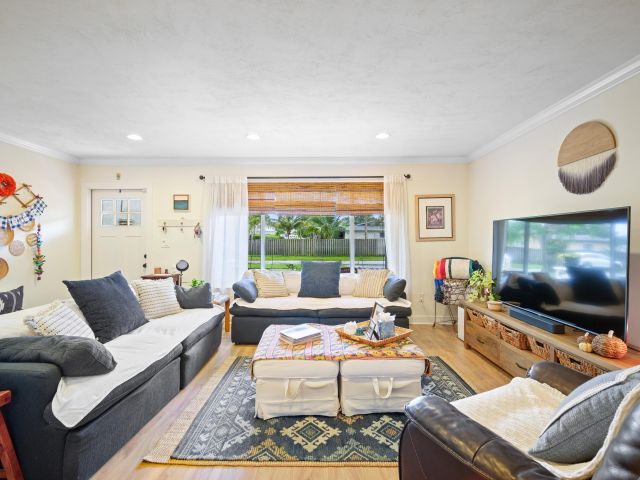 Продажа дома по адресу 10611 NW 18th Place - фото 6781700