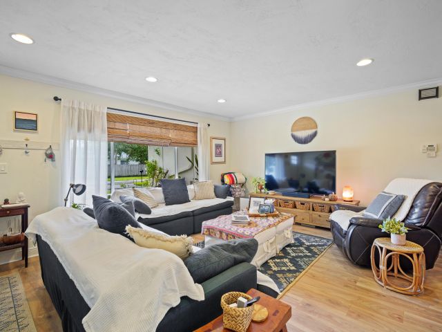 Продажа дома по адресу 10611 NW 18th Place - фото 6781701