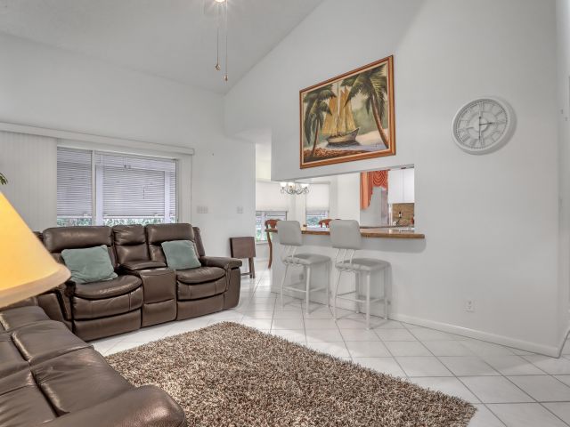 Продажа дома по адресу 712 Golf Court - фото 6803560