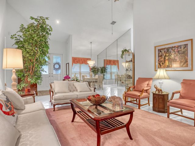 Продажа дома по адресу 712 Golf Court - фото 6803565