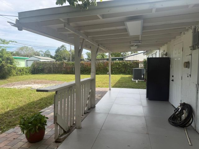 Дом в аренду по адресу 4511 SW 23rd Street - фото 6799128