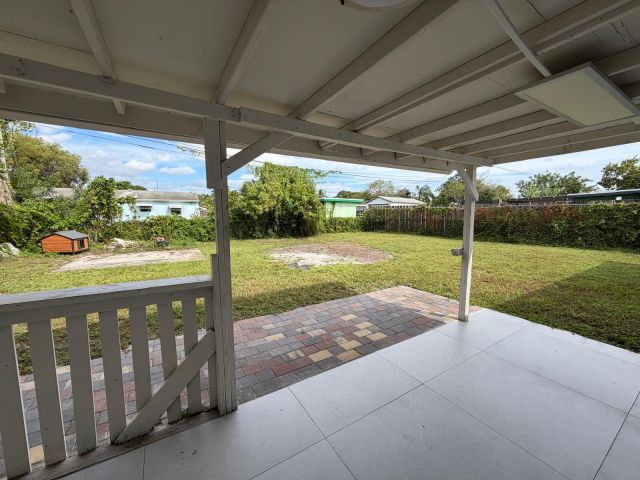 Дом в аренду по адресу 4511 SW 23rd Street - фото 6799134