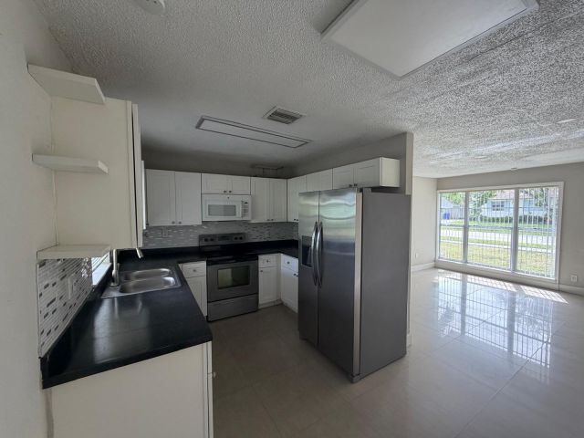 Дом в аренду по адресу 4511 SW 23rd Street - фото 6799141