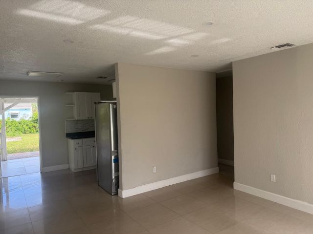 Дом в аренду по адресу 4511 SW 23rd Street - фото 6799142