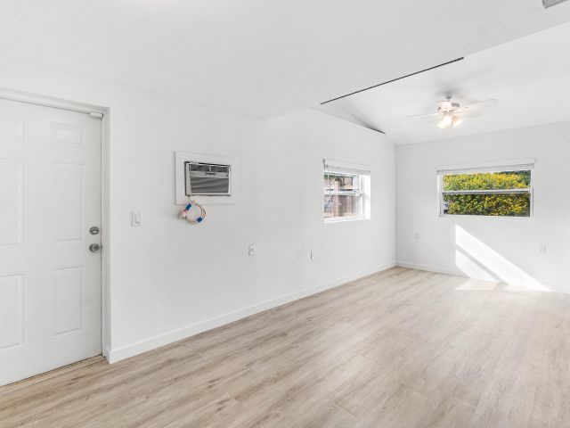 Дом в аренду по адресу 5068 Sunrise Boulevard - фото 6798613