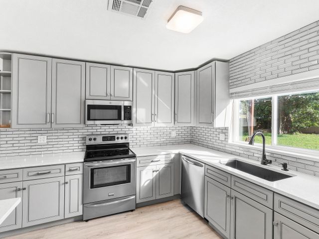 Дом в аренду по адресу 5068 Sunrise Boulevard - фото 6798617