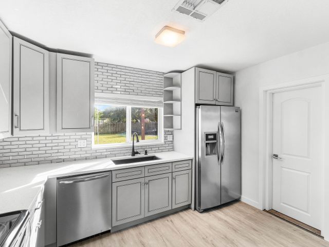 Дом в аренду по адресу 5068 Sunrise Boulevard - фото 6798618