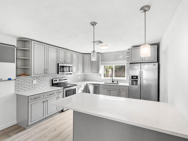 Дом в аренду по адресу 5068 Sunrise Boulevard - фото 6798619