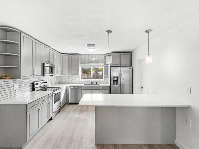 Дом в аренду по адресу 5068 Sunrise Boulevard - фото 6798620