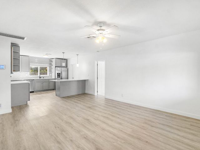 Дом в аренду по адресу 5068 Sunrise Boulevard - фото 6798621