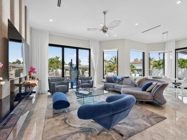 Продажа дома по адресу 785 NE 70th Street - фото 6782636