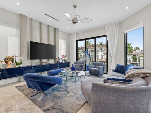 Продажа дома по адресу 785 NE 70th Street - фото 6782637